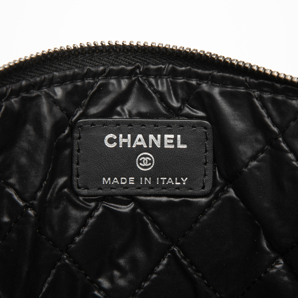 Pre-Loved Chanel Small Quilted Crinkled Patent O Case Clutch - Picture 5 of 7